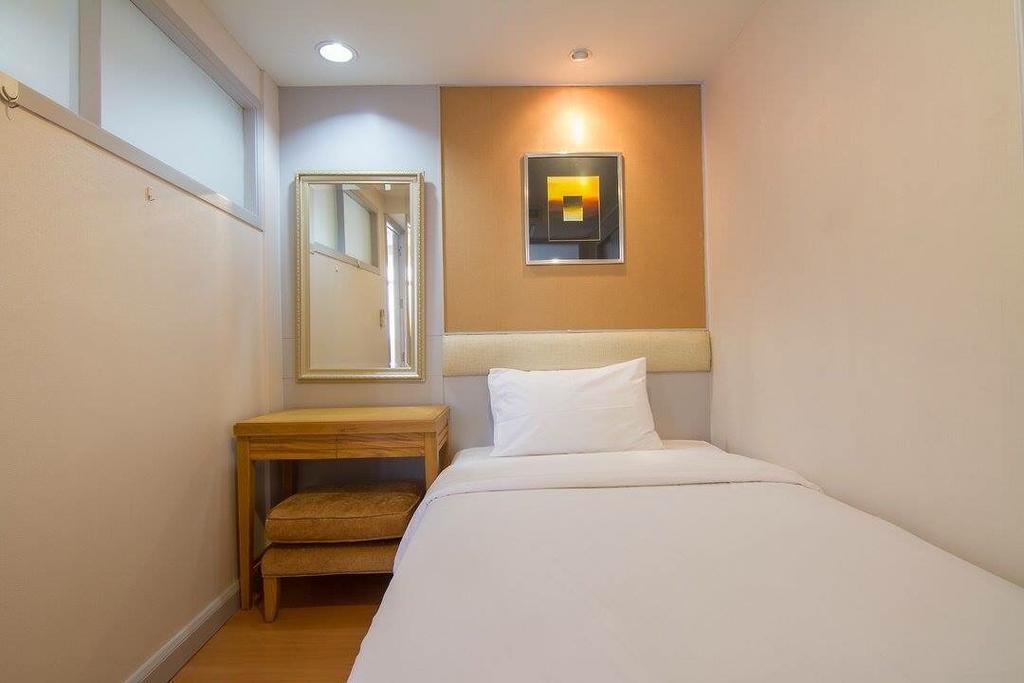 Antique Palace Apartment Bangkok Exterior photo