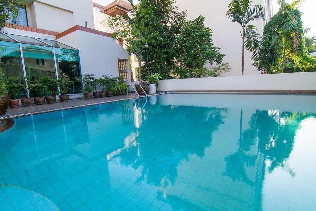 Antique Palace Apartment Bangkok Exterior photo