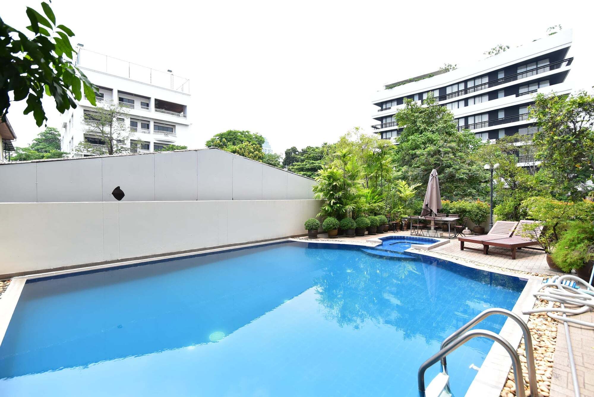 Antique Palace Apartment Bangkok Exterior photo